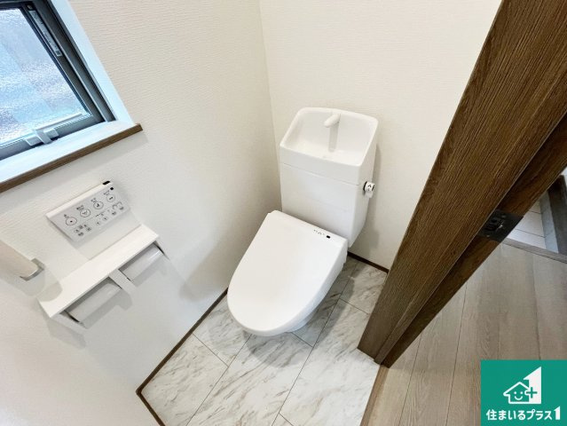 神戸市垂水区南多聞台　新築一戸建てのトイレ|1・2階の2ヶ所にあるので、朝の忙しい時間の順番待ちもなく、深夜の利用にも大変便利です。