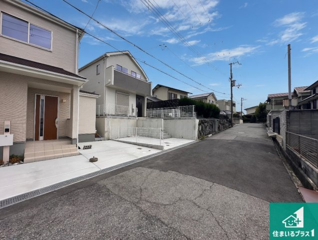 神戸市垂水区南多聞台　新築一戸建ての前面道路含む現地写真|周辺は閑静な住宅街！前面道路広々で車の出し入れも便利です。駐車が苦手な方でも安心して車庫入れできます！
