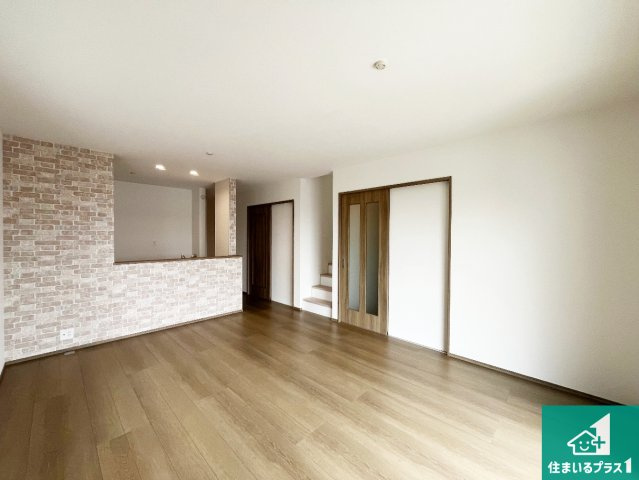 神戸市垂水区南多聞台　新築一戸建ての居間・リビング|シンプルなリビングは、観葉植物等のインテリアを楽しめますね！パパ好みにも、ママ好みにも家具次第で雰囲気を変えることができます！