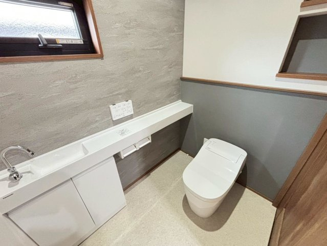 新築戸建　不破郡垂井町綾戸　全3区画分譲のトイレ|少ない水で効率的に洗浄するトルネード洗浄とお掃除のしやすさを究めたフチなし形状でお手入れ楽々。