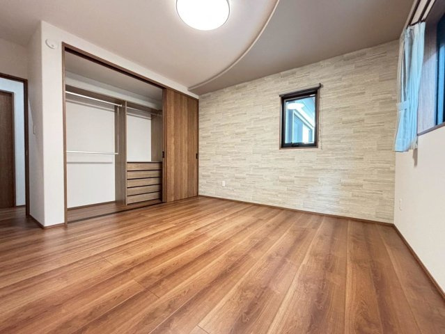 新築戸建　不破郡垂井町綾戸　全3区画分譲の寝室|奥行のあるウォークインクローゼットは収納方法自由自在。家族の成長に合わせた収納が可能です。