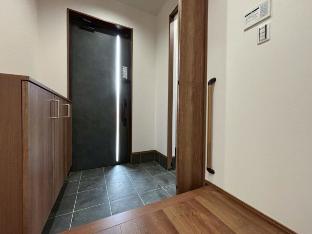 新築戸建　不破郡垂井町綾戸　全3区画分譲の玄関|大容量のシューズ収納付きで玄関周りもすっきり！玄関ドアからの光が玄関ホールを明るくしてくれます。