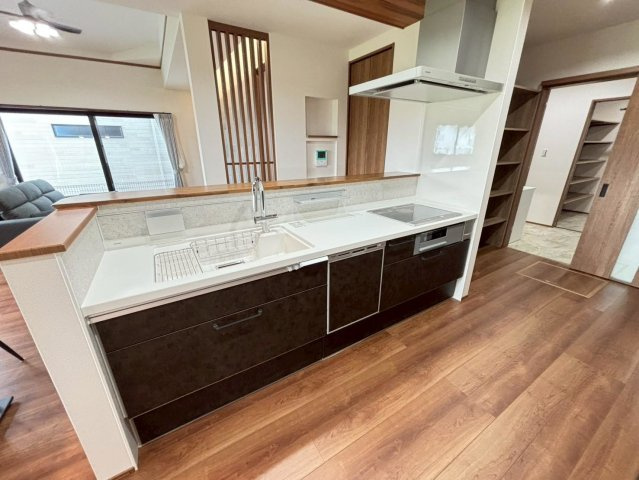 新築戸建　不破郡垂井町綾戸　全3区画分譲のキッチン|機能的なシステムキッチン。収納力に優れた大容量の引出でキッチン回りがスッキリ片付きます。