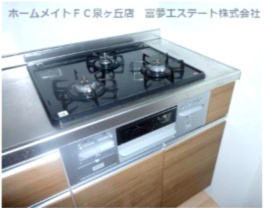 【キッチン】 | ラメゾンピック和泉中央 | 3口コンロ付きのシステムキッチンです。
※イメージ　同物件別号室の写真