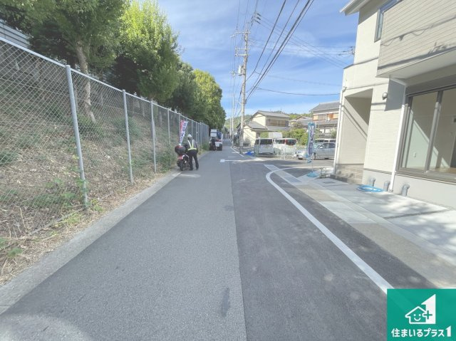 ★12(土)13(日)現地見学可能！★京都市山科区小山西御所町　第1期　全5邸の前面道路含む現地写真|周辺は閑静な住宅街！前面道路広々で車の出し入れも便利です。駐車が苦手な方でも安心して車庫入れできます！