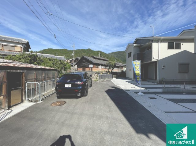 ★京都市山科区小山西御所町　第1期　新築一戸建ての駐車場|周辺は閑静な住宅街！前面道路広々で車の出し入れも便利です。駐車が苦手な方でも安心して車庫入れできます！