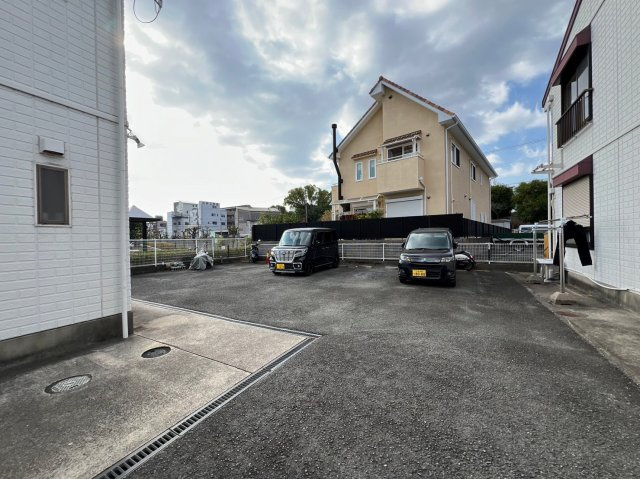 ラ・クルー横江C棟の駐車場