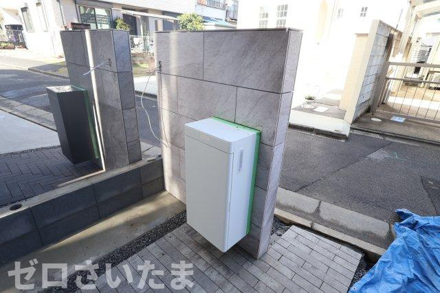 《仲介手数料無料》浦和区元町１丁目26-13新築一戸建てヴァローレの玄関|ポストがまだ工事中でした。