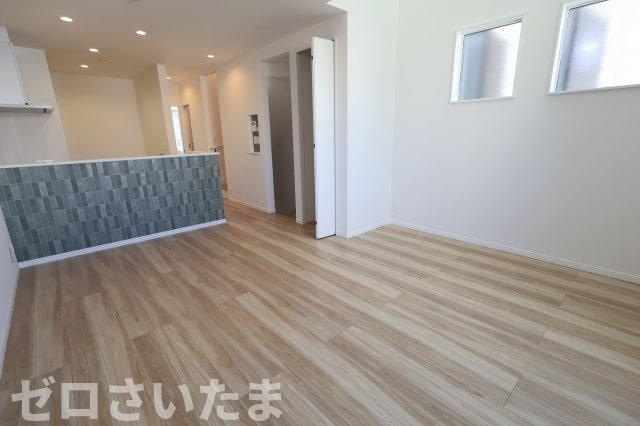 《仲介手数料無料》浦和区元町１丁目26-13新築一戸建てヴァローレの居間・リビング|LDK17帖