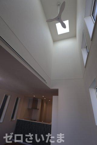 《仲介手数料無料》浦和区元町１丁目26-13新築一戸建てヴァローレのランドリースペース|リビングに吹き抜けがあります。