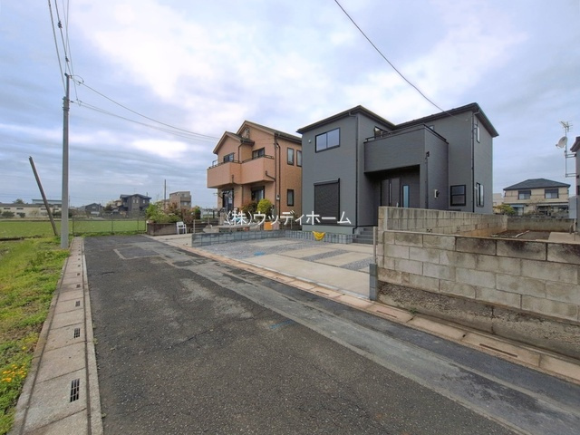 越谷市大成町　新築一戸建ての前面道路含む現地写真