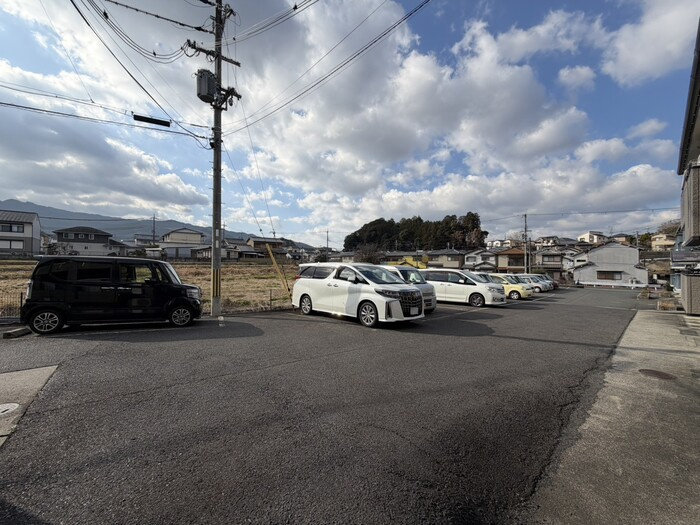桜井市大字河西のアパートの駐車場