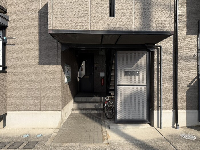 桜井市大字河西のアパートのエントランス