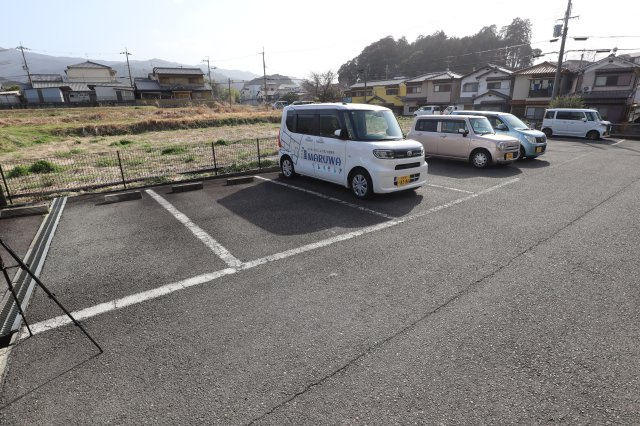 桜井市大字河西のアパートの駐車場