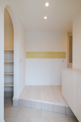 COLORFUL DAYS 緑区諸の木｜名古屋市の戸建ならホームアップの玄関|靴だけでなくベビーカーやアウトドアグッズの収納に便利なSIC