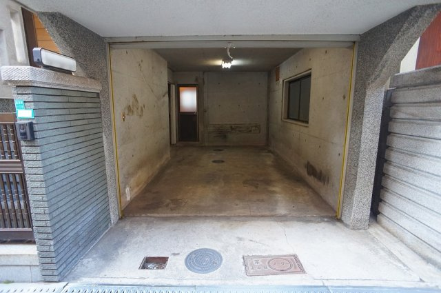 【駐車場】 | 平野区喜連東1丁目 | 【シャッター付きガレージ☆】車庫内・シャッター塗装後のお引渡しです☆