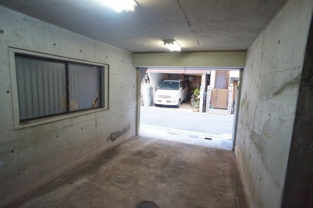 【駐車場】 | 平野区喜連東1丁目 | 【ガレージ内☆】車庫内・シャッター塗装後のお引渡しです☆