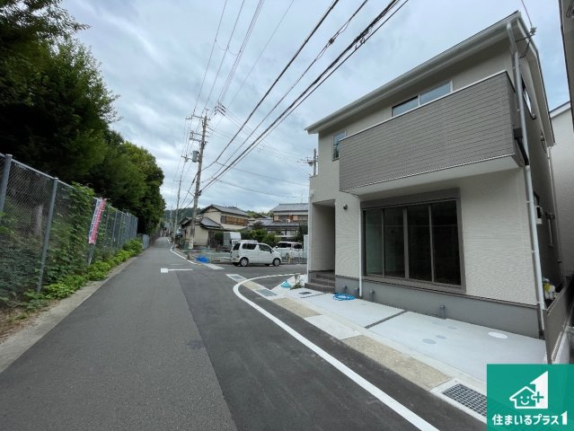京都市山科区小山西御所町　第1期　新築一戸建ての前面道路含む現地写真|周辺は閑静な住宅街！前面道路広々で車の出し入れも便利です。駐車が苦手な方でも安心して車庫入れできます！