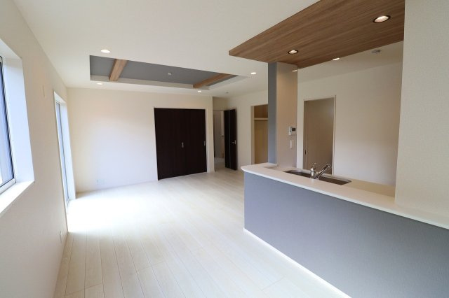 新築戸建・新築建売　郡山市安積町南長久保二丁目　安積第三小・安積第二中の居間・リビング|LDKは隣の和室と合わせると24.5帖の開放的な空間！ゆったりスペースは家族だんらんの場！