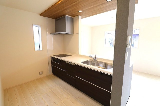 新築戸建・新築建売　郡山市安積町南長久保二丁目　安積第三小・安積第二中のキッチン|オール電化でIHクッキングヒーター！カウンターになっているのでリビング全体を見渡すことができます！