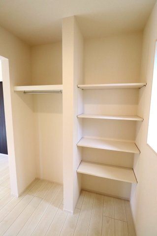 新築戸建・新築建売　郡山市安積町南長久保二丁目　安積第三小・安積第二中の収納|リビング収納は、可動式の棚とハンガーポールがあり食品や日用品、アウターなどの衣類も収納可能です！