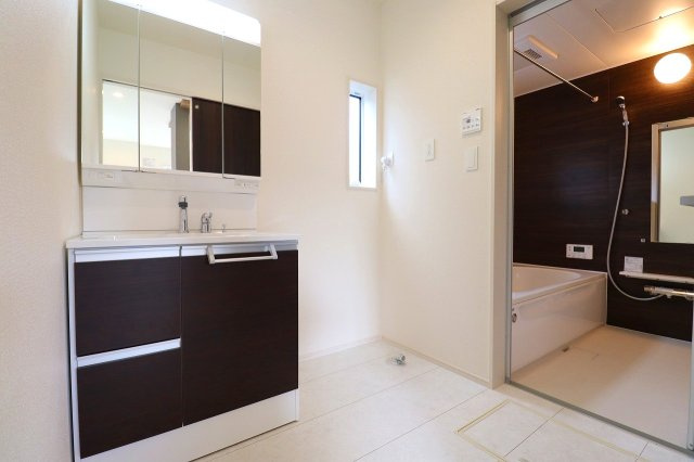 新築戸建・新築建売　郡山市安積町南長久保二丁目　安積第三小・安積第二中の洗面所|三面鏡洗面台で朝の身支度もしやすい＆収納力も◎洗面台に物を置かずすっきり清潔に保つことができます！