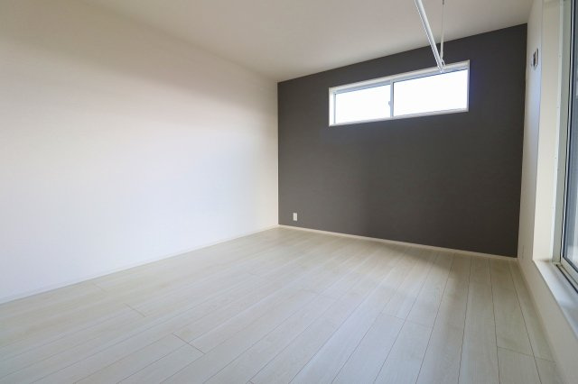 新築戸建・新築建売　郡山市安積町南長久保二丁目　安積第三小・安積第二中の洋室|7.6帖の洋室は主寝室としてご夫婦のお部屋におすすめです！カウンター、室内物干し付き！