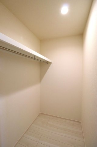 新築戸建・新築建売　郡山市安積町南長久保二丁目　安積第三小・安積第二中の収納|WICは広々としており収納ケースなどを置いても◎ハンガーポール付きで衣類も見やすく整理整頓できます！