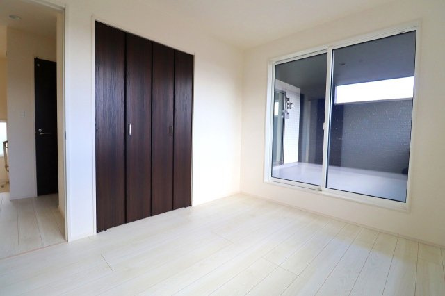 新築戸建・新築建売　郡山市安積町南長久保二丁目　安積第三小・安積第二中の洋室|5.2帖の洋室はバルコニーへの出入りが可能！全居室収納完備なので室内もスッキリです！