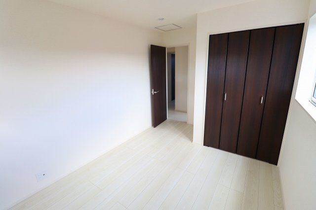 新築戸建・新築建売　郡山市安積町南長久保二丁目　安積第三小・安積第二中の洋室|6帖の洋室　シンプルなので色々なテイストのインテリアも合いそうですね！