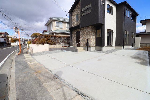 新築戸建・新築建売　郡山市安積町南長久保二丁目　安積第三小・安積第二中の駐車場|駐車スペースは奥に1台、手前に2台の計3台可能です！（車種による）