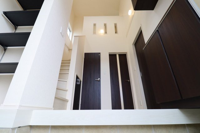 新築戸建・新築建売　郡山市安積町南長久保二丁目　安積第三小・安積第二中の玄関|上部吹抜けで開放感があり明るい玄関です！
