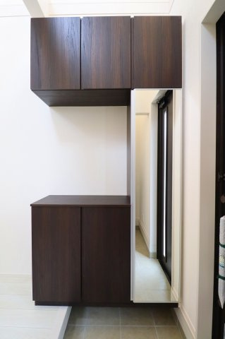新築戸建・新築建売　郡山市安積町南長久保二丁目　安積第三小・安積第二中の収納|シューズボックスには全身鏡がついているので、お出かけ前の身だしなみチェックもバッチリです！