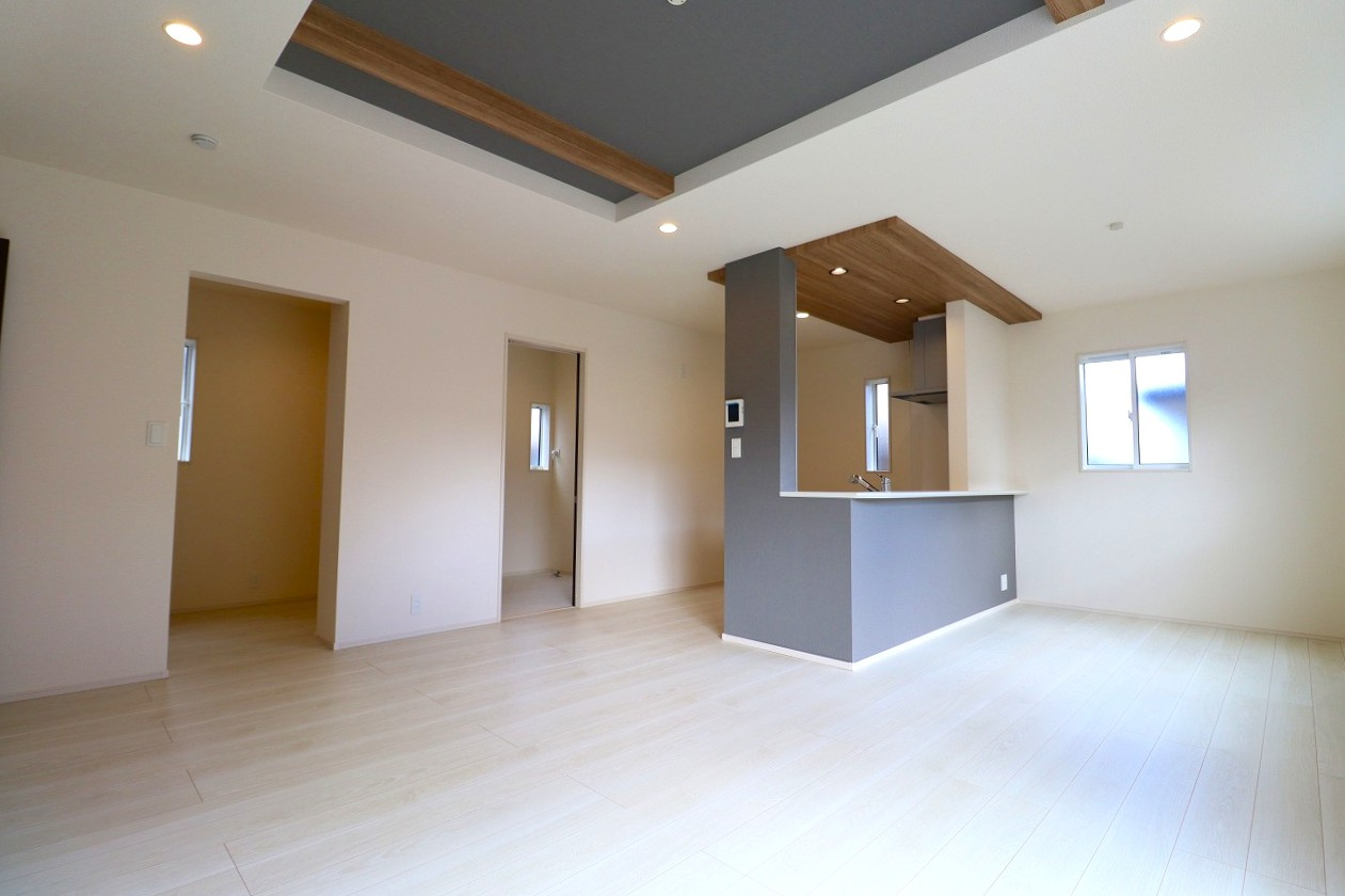 新築戸建・新築建売　郡山市安積町南長久保二丁目　安積第三小・安積第二中の居間・リビング|LDKは20帖でゆったり広々としています！窓が多いので日差しがたっぷり入り明るいリビングです！
