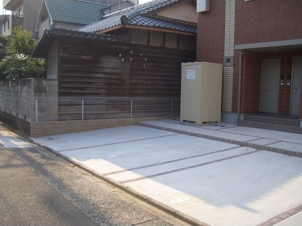 レジデンス桜山の駐車場