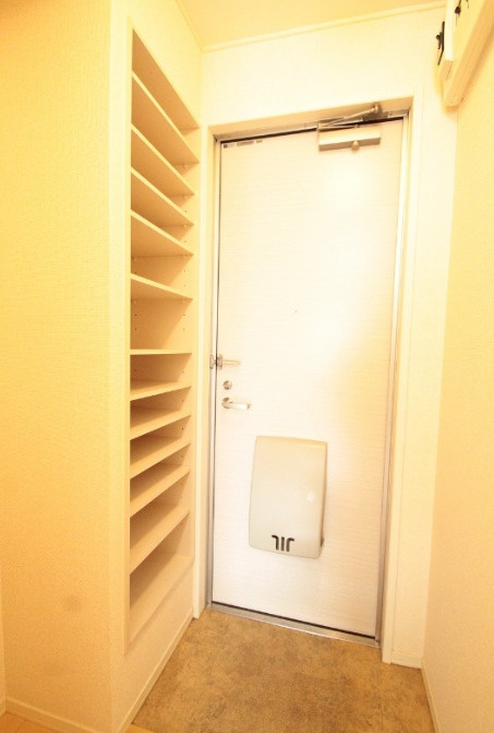 ウエストヒル氷川台3の玄関