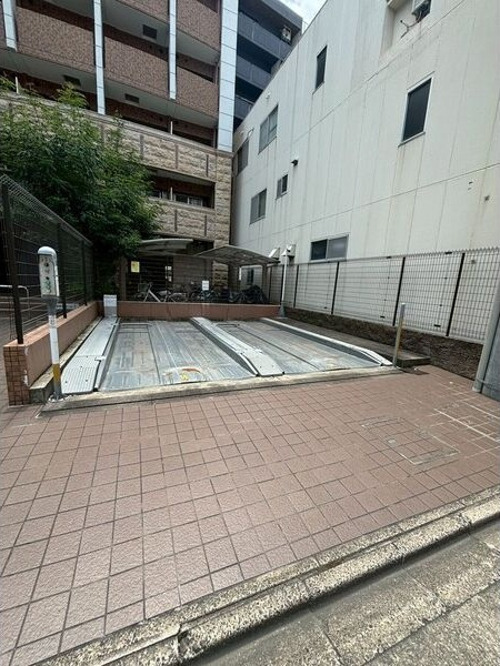 プレサンス大須観音駅前サクシードの駐車場