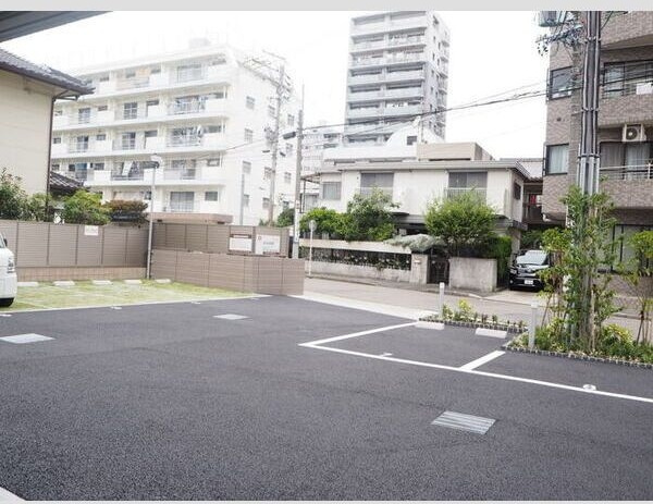 ロイヤルスクエア徳川の駐車場