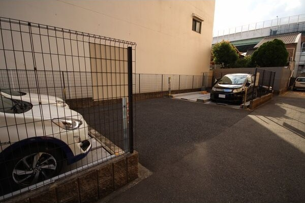 セレブランド堀田駅前の駐車場