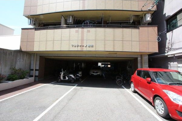マルティーノ新栄の駐車場