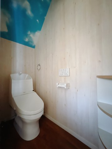 【中古戸建】足利市山川町のトイレ|■トイレ｜1階と2階に計3ヵ所トイレがございます♪小物を置けるスペースがあるのでトイレットペーパーのストックを置いておくのにも便利です♪写真などを飾ってもおしゃれですね♪