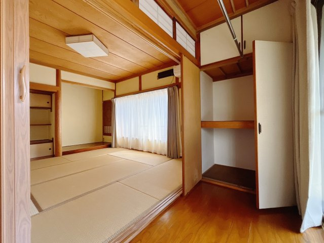 【中古戸建】足利市山川町の居間・リビング|■1階和室｜和室を書斎にしたり、冬にはコタツを敷いて家族みんなで年越しをするのもいいですね。家族みんなのお気に入りの空間になります♪