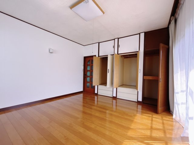 【中古戸建】足利市山川町の洋室|■2階洋室｜バルコニーにも出られる2階の一室♪お勉強などに疲れたら気晴らしもできますね♪収納も大容量で、お部屋がいつでもスッキリ片付きます＊。
