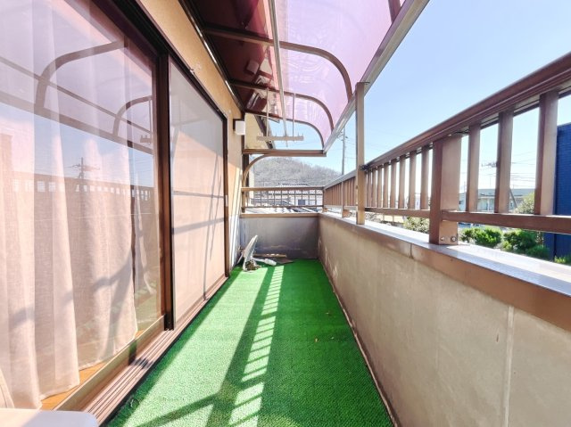 【中古戸建】足利市山川町のバルコニー|■バルコニー｜あたたかな陽のひかりを浴びることのできるバルコニー。お洗濯物やお布団を干せば、家族みんなが気持ちよく暮らすことができます(*^^*)
