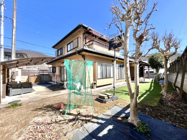 【中古戸建】足利市山川町の外観|■外観｜道路から離れたお庭なのでお子様が外で遊ぶ際も安心です♪リビングからお庭が見える子育て世帯にも嬉しい設計です♪