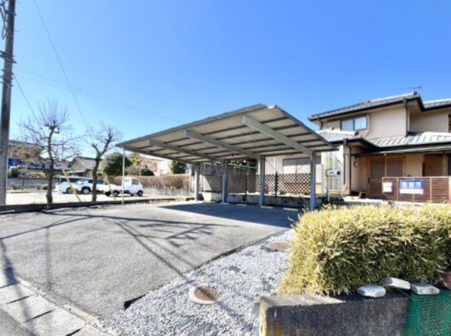 【中古戸建】足利市山川町の外観|■外観｜広々とした駐車スペースで楽々駐車可能！お買い物後もスムーズにお荷物を運べます♪