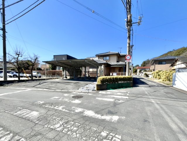 【中古戸建】足利市山川町の前面道路含む現地写真|■外観｜角地のため開放的で見渡しが良いです。車の出入りの際も安全確認バッチリ！