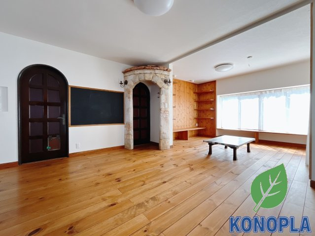 【中古戸建】足利市山川町の居間・リビング|■リビング｜オシャレな内装のリビングです。自然と家族が集まり一家団らんの時間となります。飾り棚がございますので家族の写真や小物をおいても良いですね♪