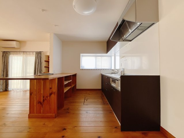 【中古戸建】足利市山川町のキッチン|■キッチン｜出来上がったお料理をカウンター越しからお子様に運んでもらったりと、お手伝いも楽しくしてもらえることができます♪