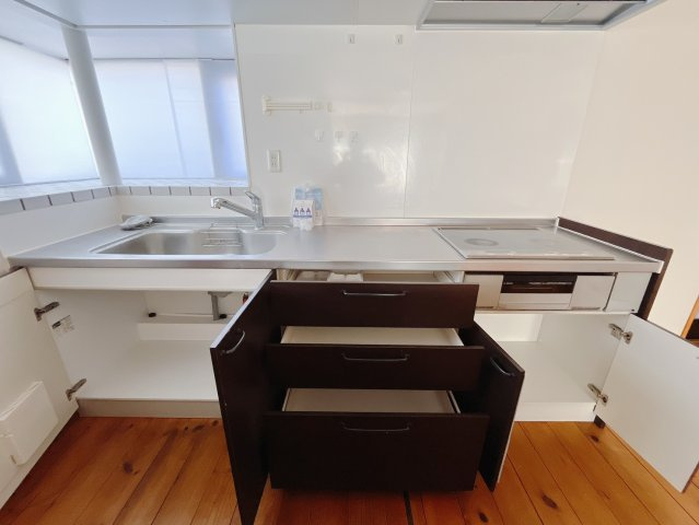 【中古戸建】足利市山川町のキッチン|■キッチン｜大きなお鍋や調理用具のも出し入れラクラクな収納がたっぷり！毎日使う場所だからこそ、無理のない姿勢で作業できるのは嬉しいポイントですね(*＾＾*)♪